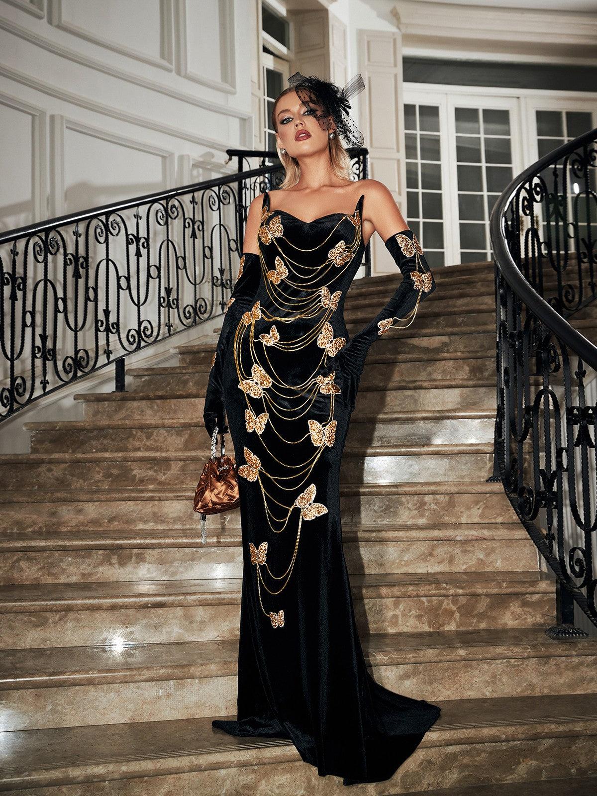 Robe en velours ornée d'une chaîne papillon 