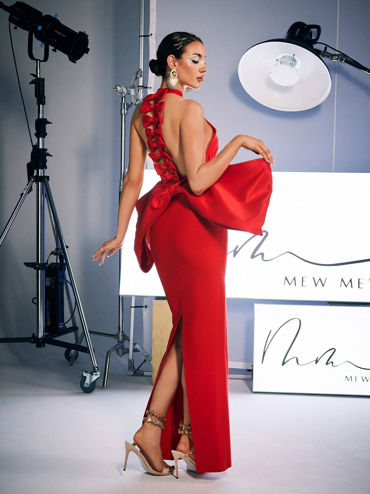 Robe rouge fendue à nœud et bandage 