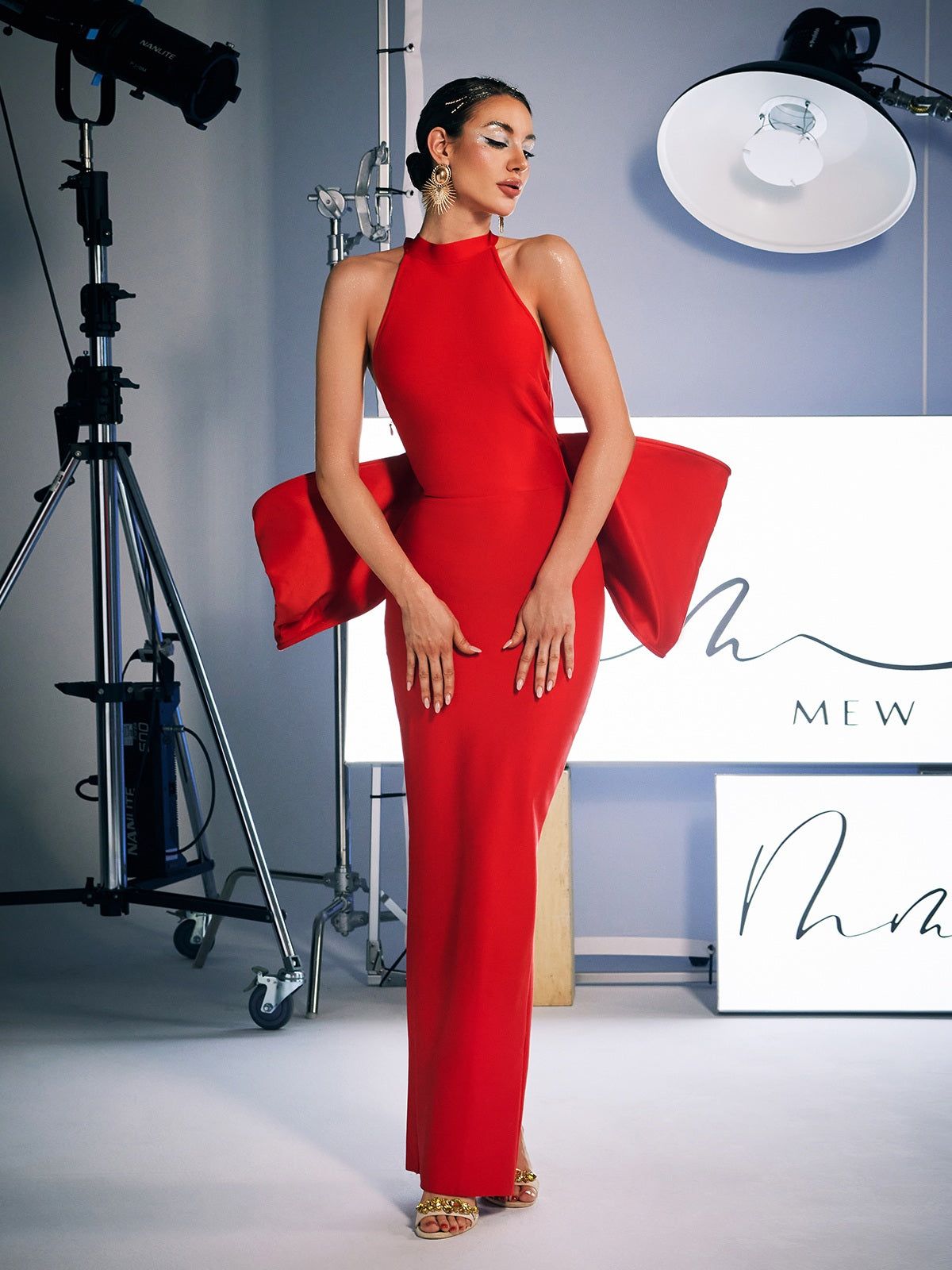 Robe rouge fendue à nœud et bandage 