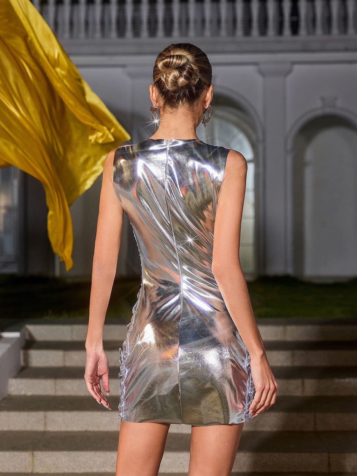 Robe mini en résille ornée 