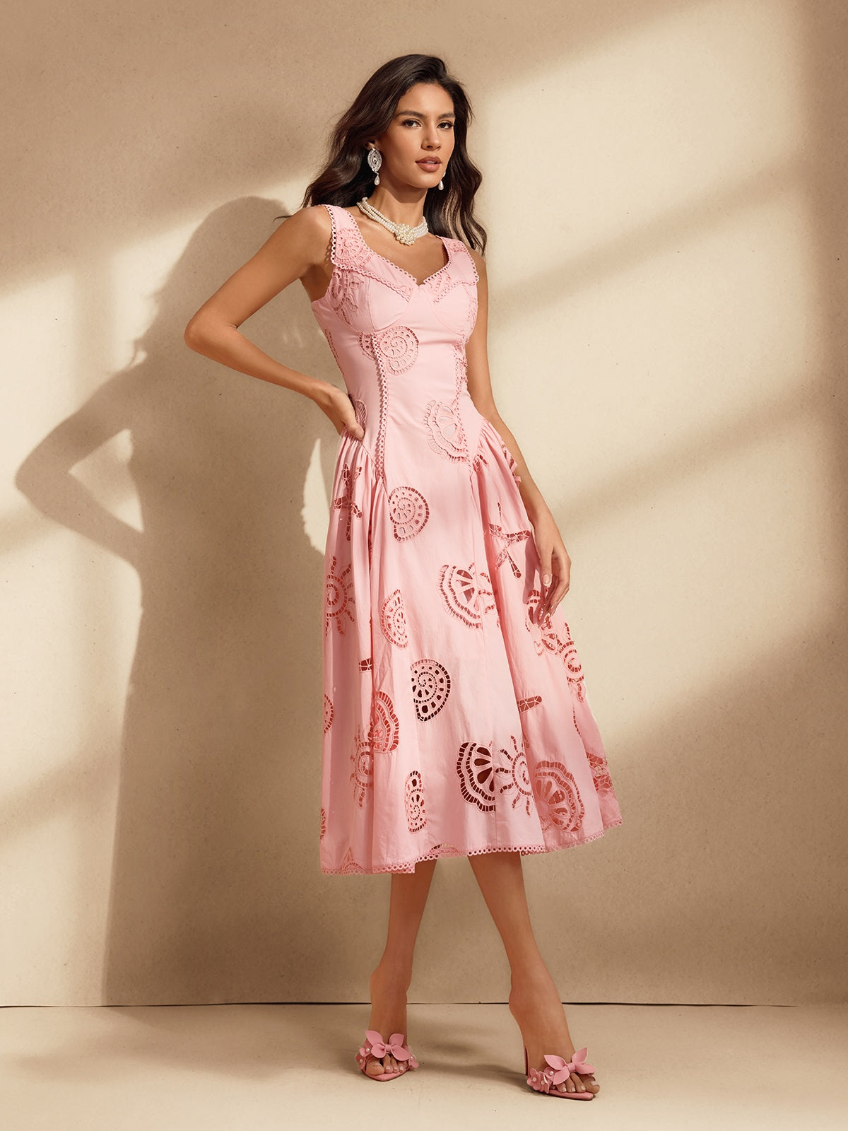 Robe midi sans manches à découpes et broderies 
