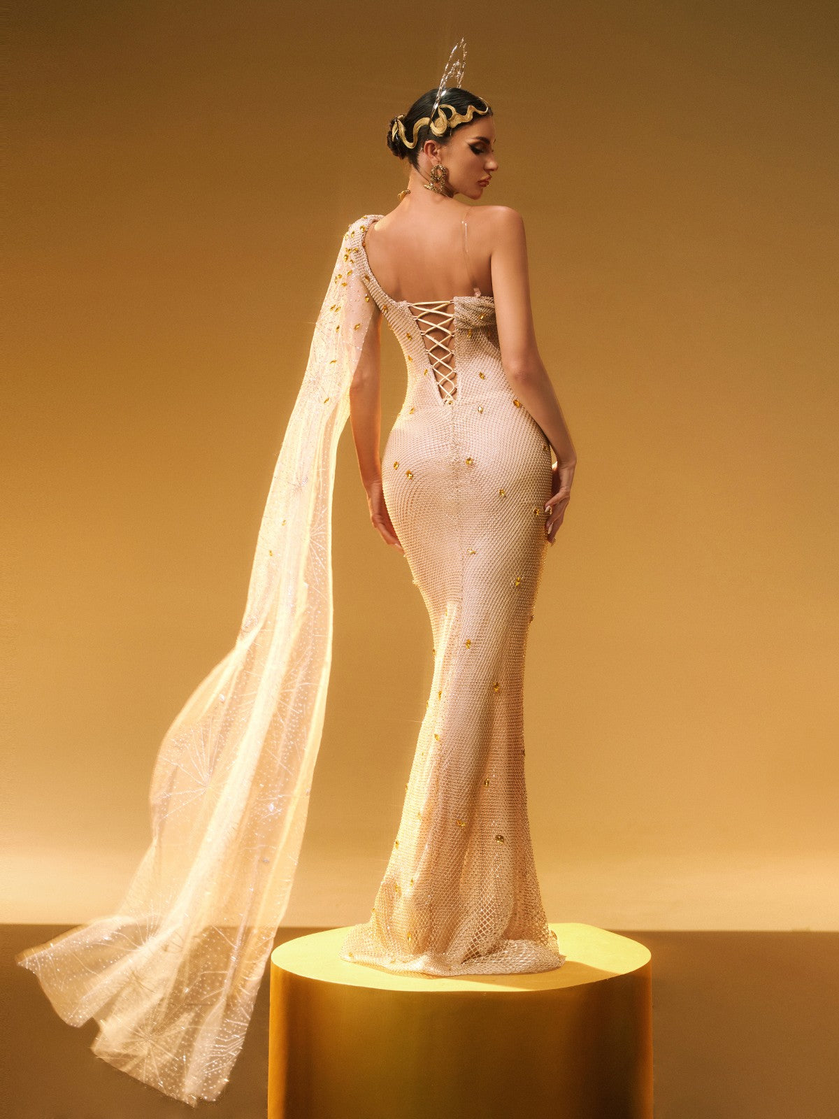 Robe maxi asymétrique à strass avec épaule dénudée 