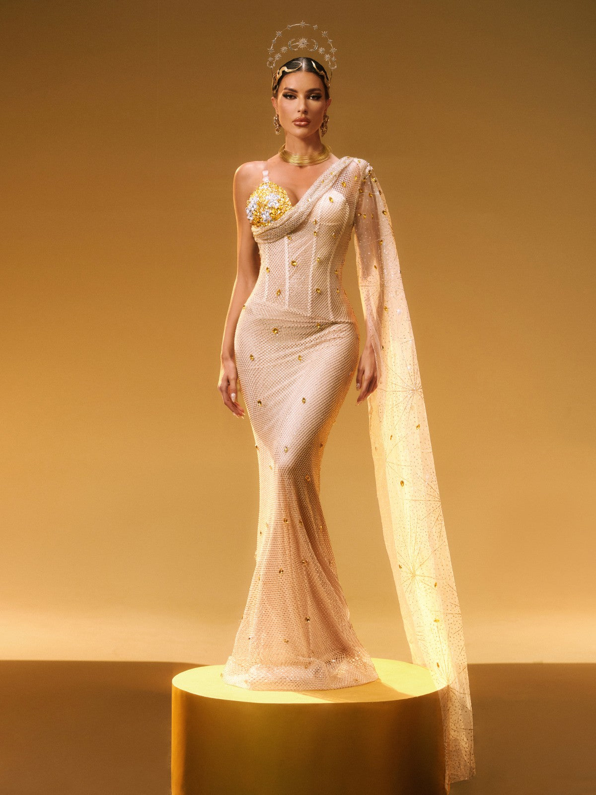 Robe maxi asymétrique à strass avec épaule dénudée 