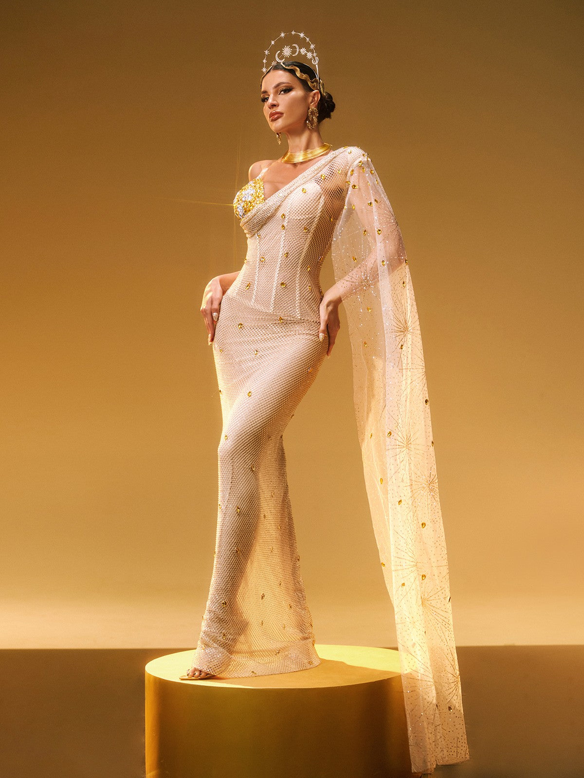 Robe maxi asymétrique à strass avec épaule dénudée 