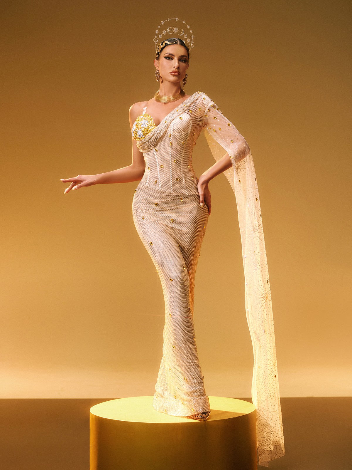 Robe maxi asymétrique à strass avec épaule dénudée 