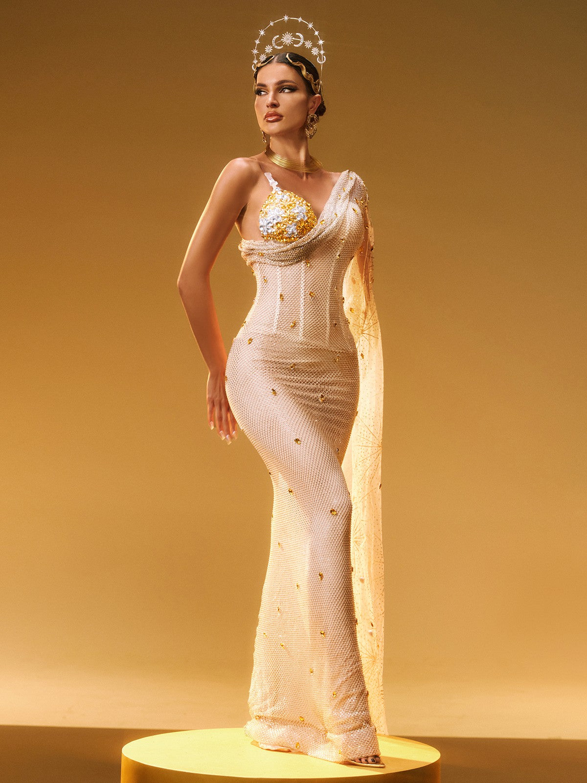 Robe maxi asymétrique à strass avec épaule dénudée 