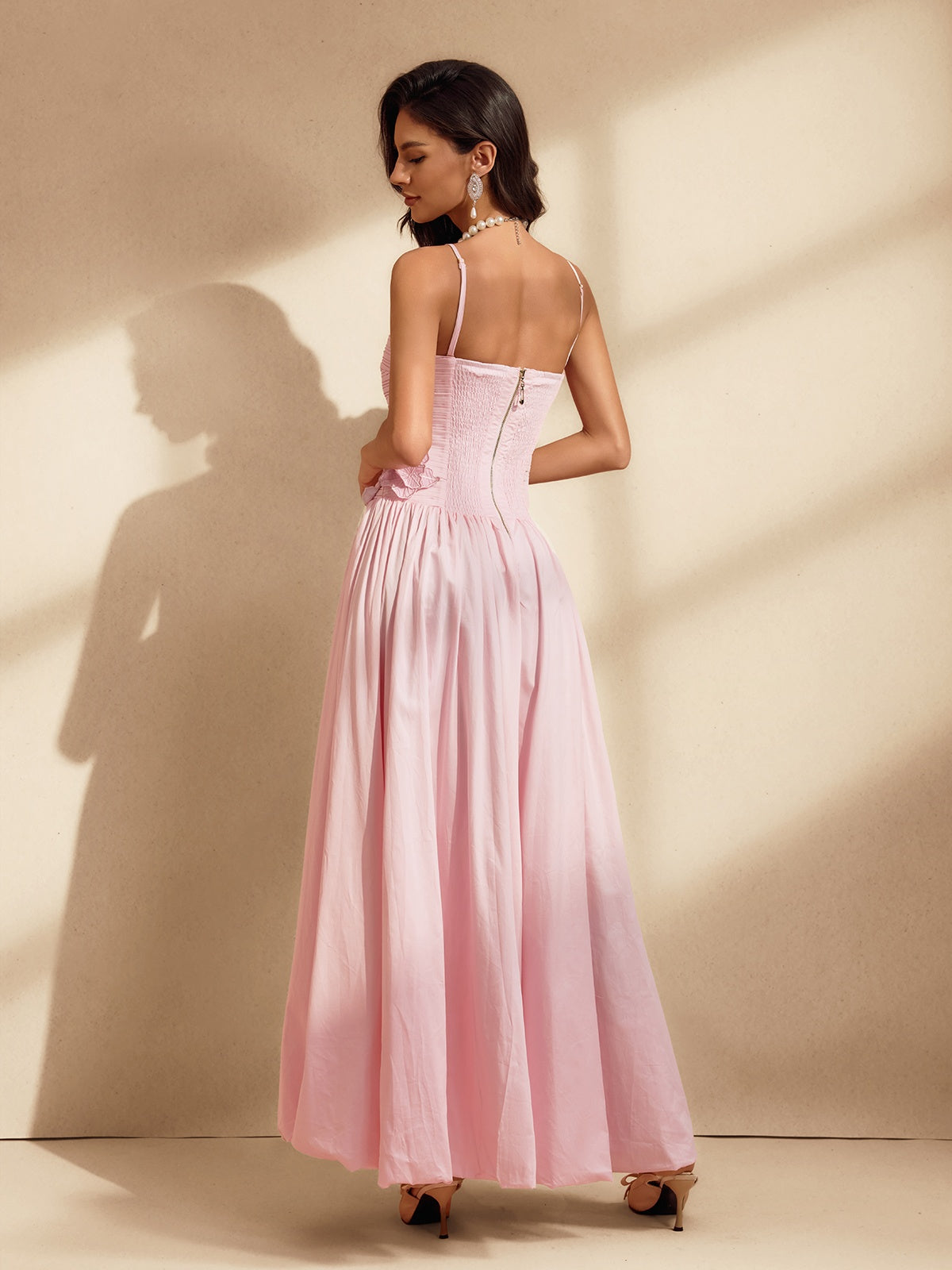 Robe longue rose à fines bretelles et fleurs 