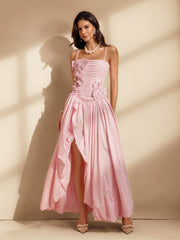 Robe longue rose à fines bretelles et fleurs 