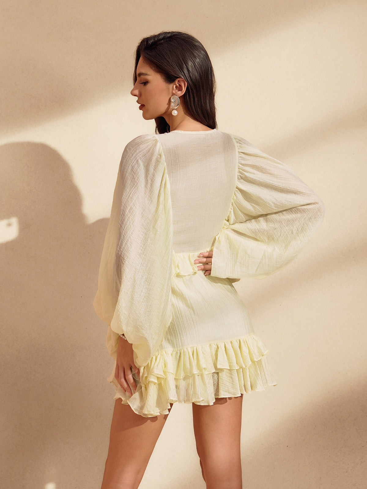 Robe mini à manches ballon et volants couleur abricot 