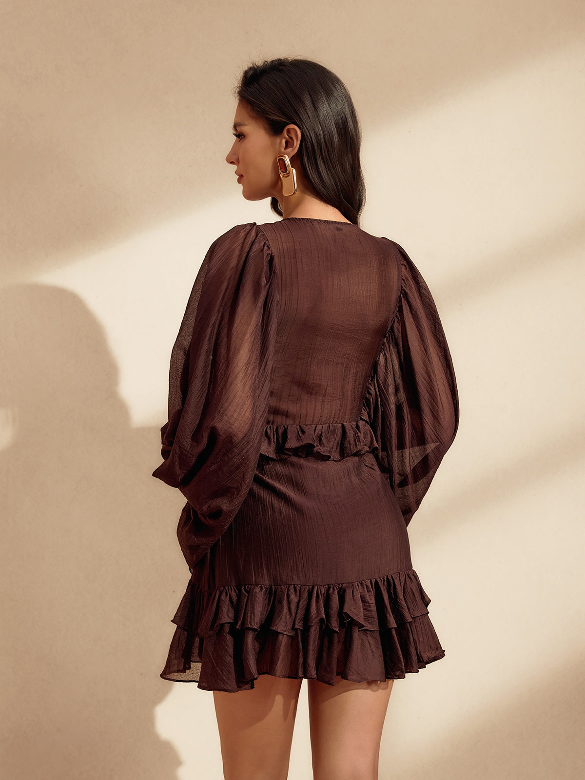Robe courte à manches ballon et volants couleur café 