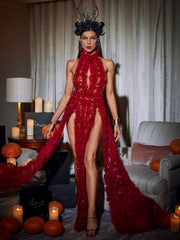 Robe en tulle rouge à col montant 