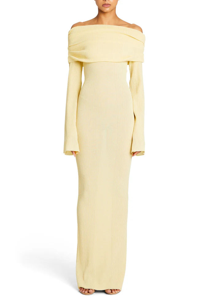 Robe longue à manches longues et épaules dénudées à l'élégance mystérieuse 