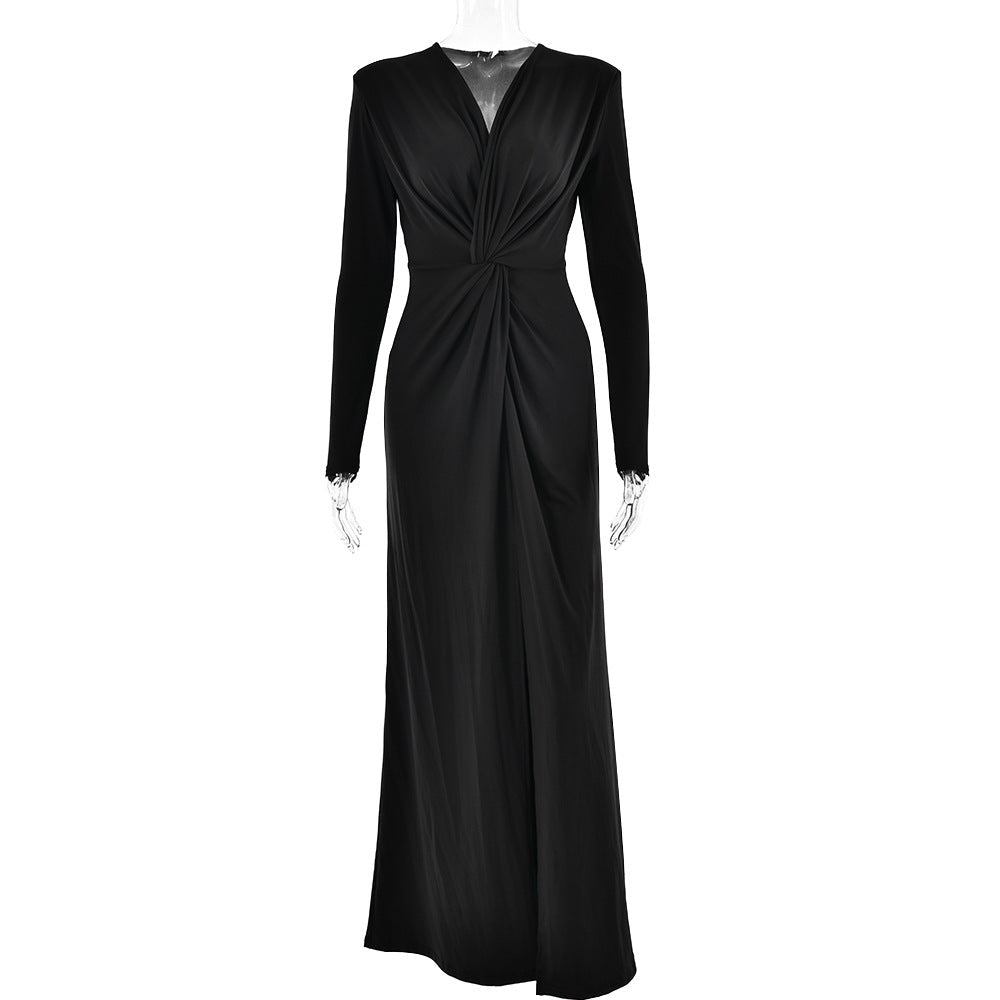 Robe longue noire à décolleté plongeant et fente en V, idéale pour les fêtes 