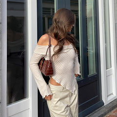 Haut beige clair frais à épaules dénudées 