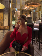 Robe mini rouge mignonne à dos nu en forme de cœur 