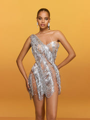 Robe courte asymétrique à franges et chaîne de cristaux