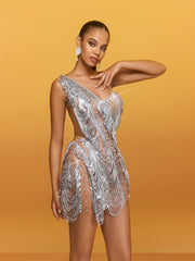 Robe courte asymétrique à franges et chaîne de cristaux