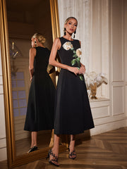Robe midi sans manches noire brodée de fleurs 