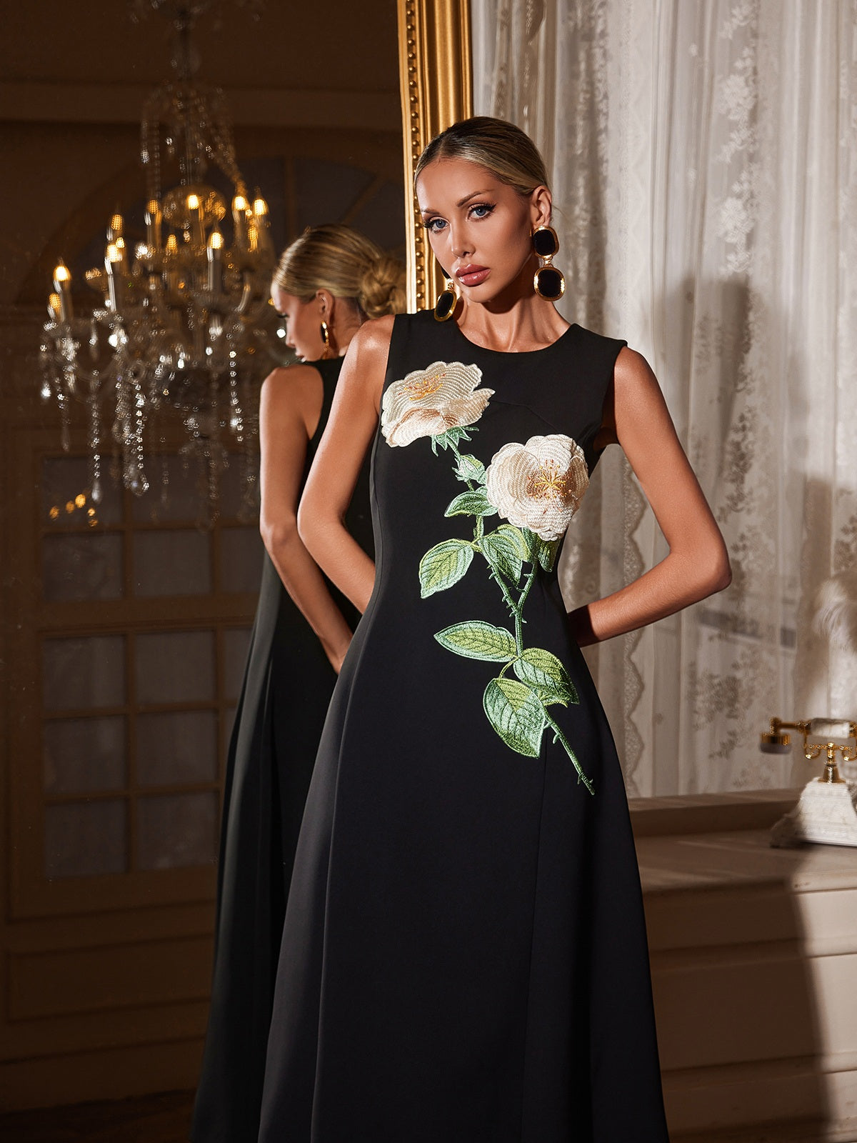 Robe midi sans manches noire brodée de fleurs 