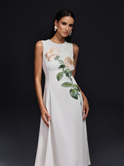 Robe midi blanche sans manches brodée de fleurs 
