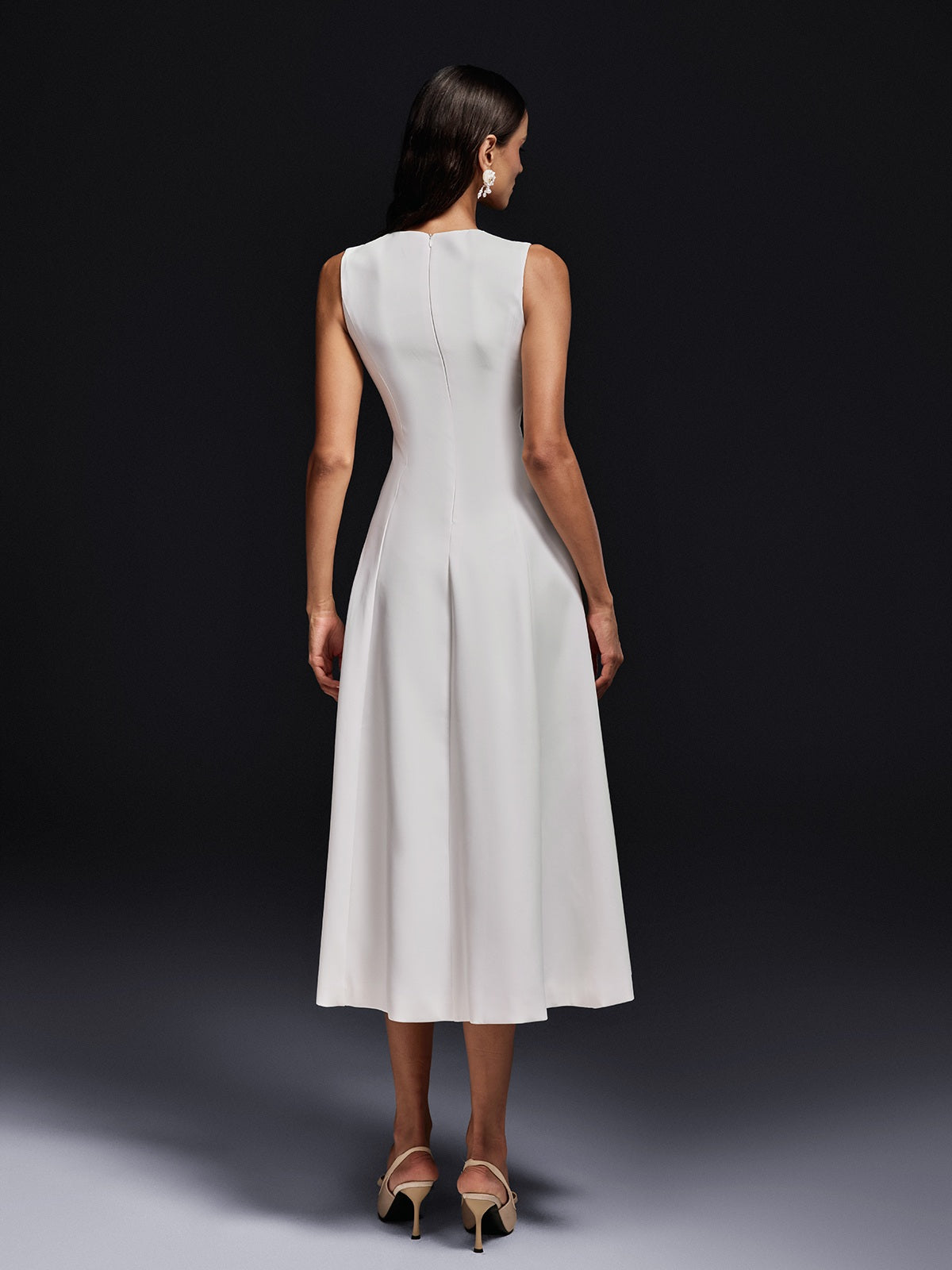 Robe midi blanche sans manches brodée de fleurs 