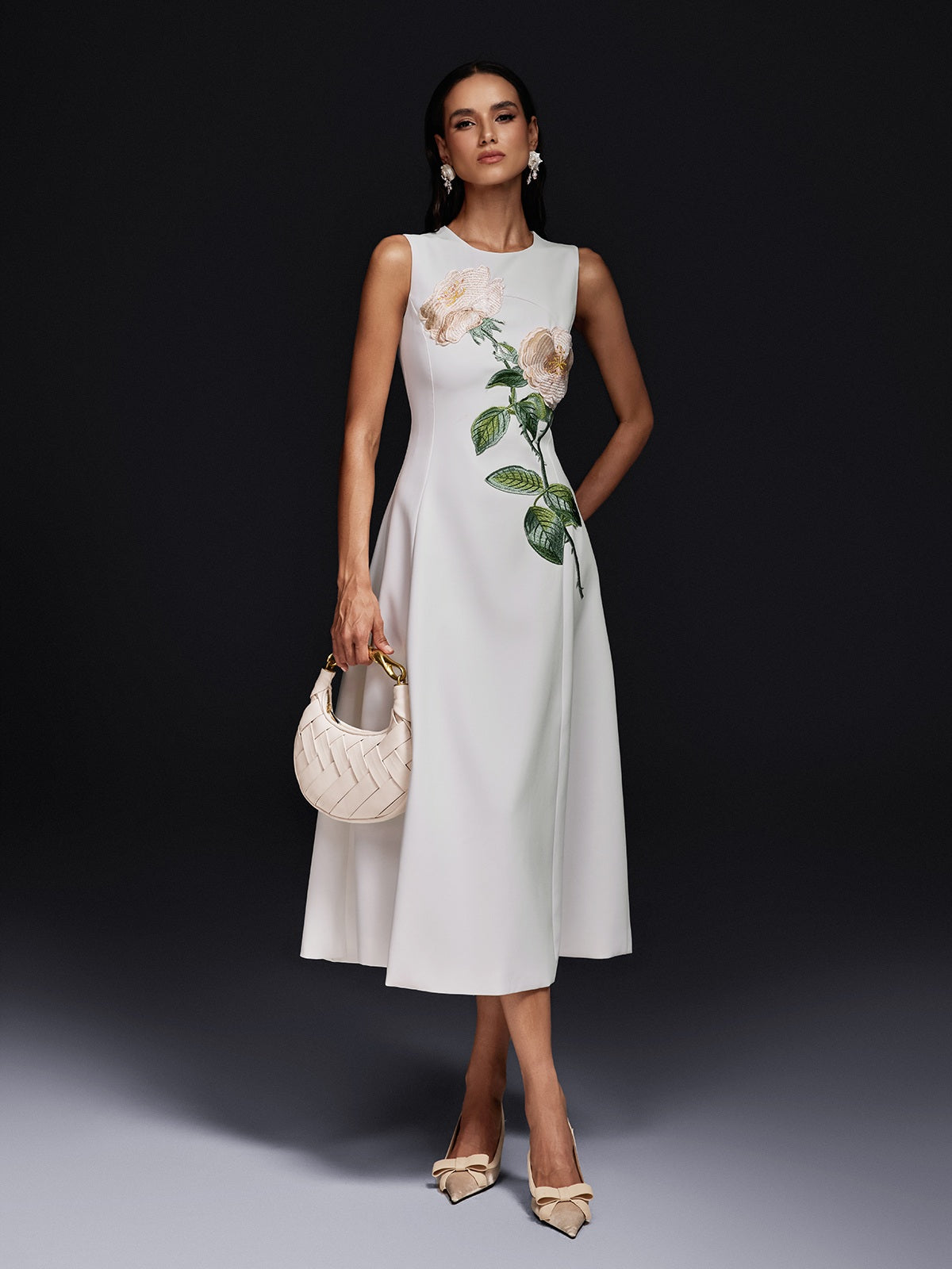 Robe midi blanche sans manches brodée de fleurs 