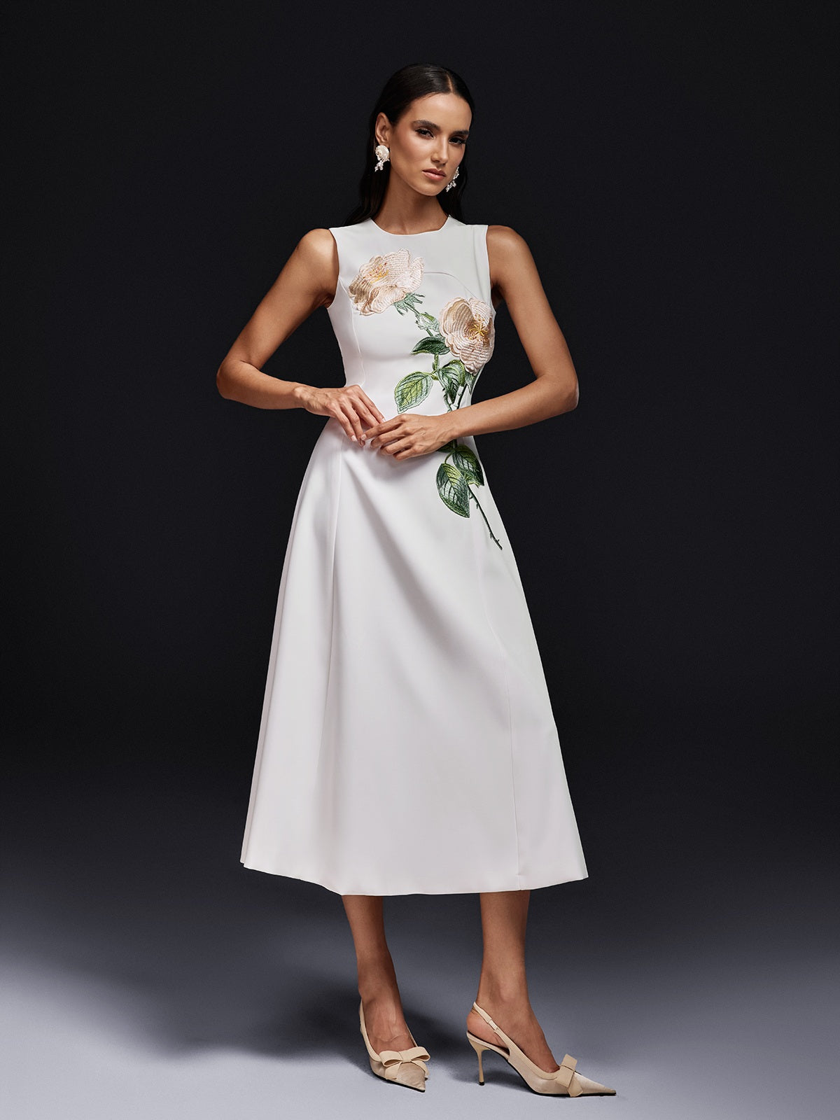 Robe midi blanche sans manches brodée de fleurs 
