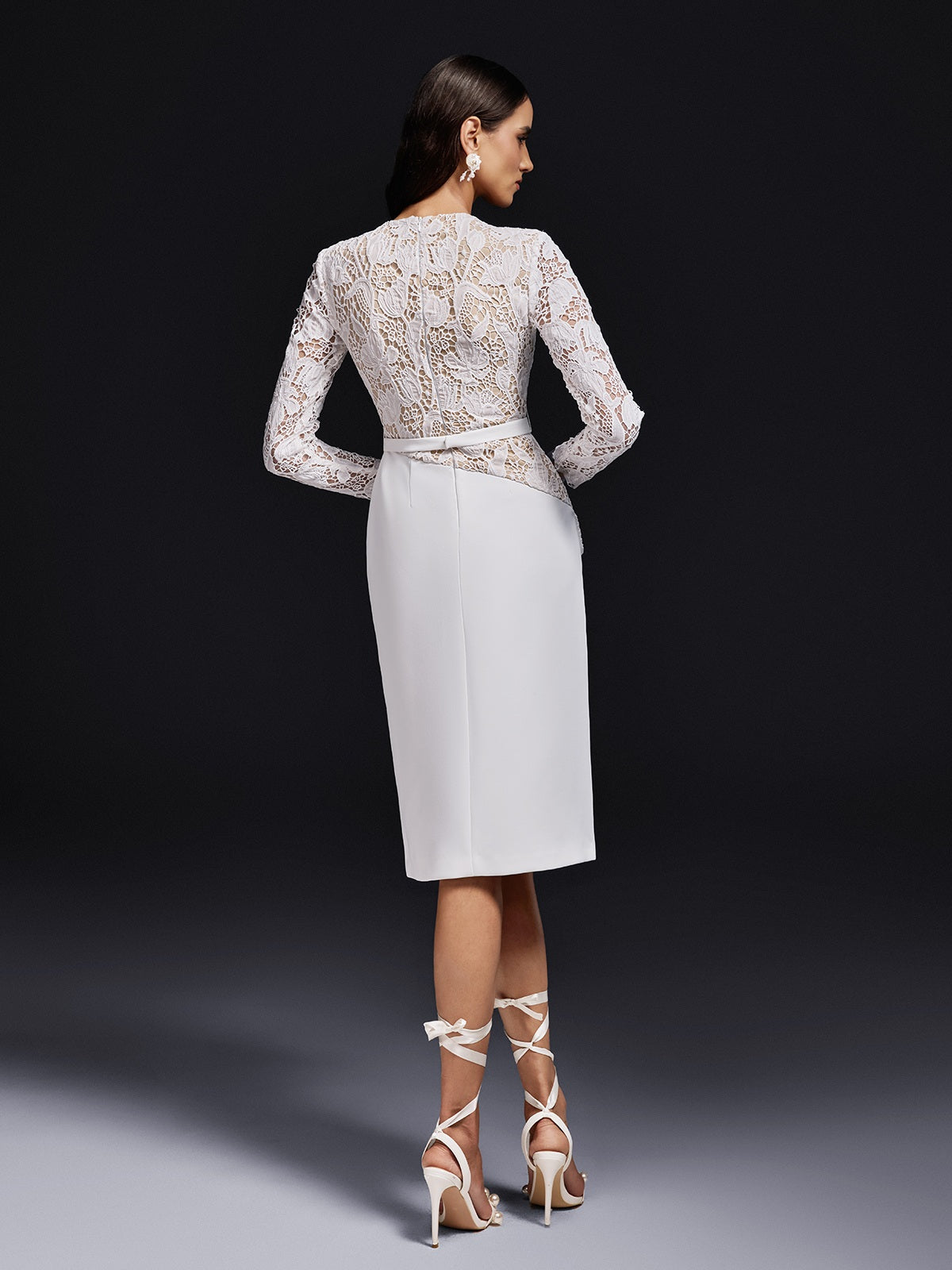 Robe midi en dentelle à manches longues 