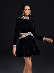 Robe courte en velours à franges et découpes 