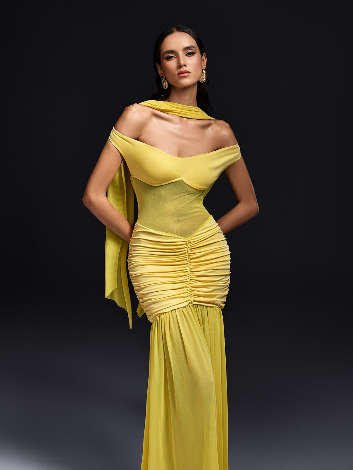 Robe maxi à manches dénudées avec foulard 