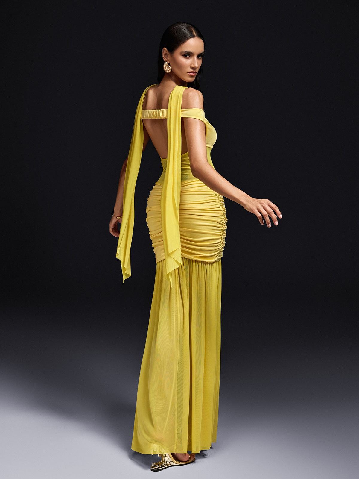 Robe maxi à manches dénudées avec foulard 