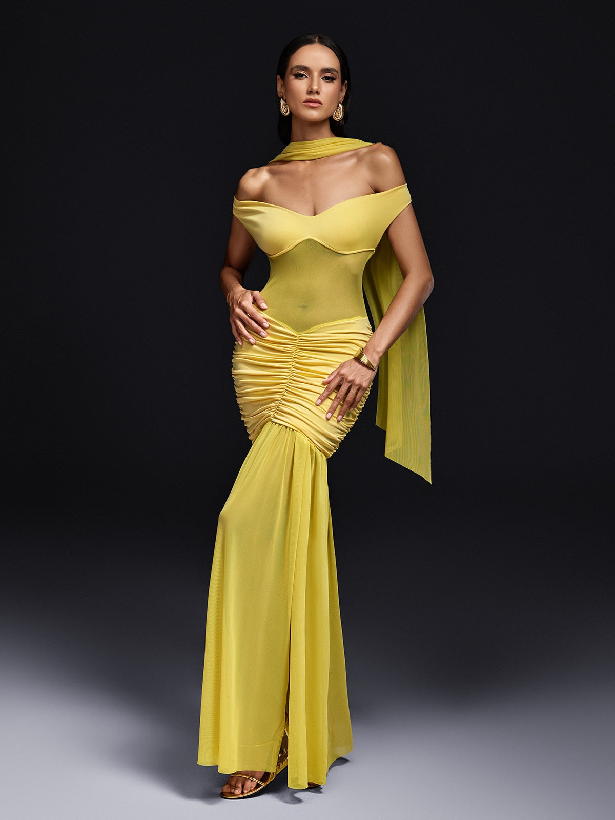 Robe maxi à manches dénudées avec foulard 