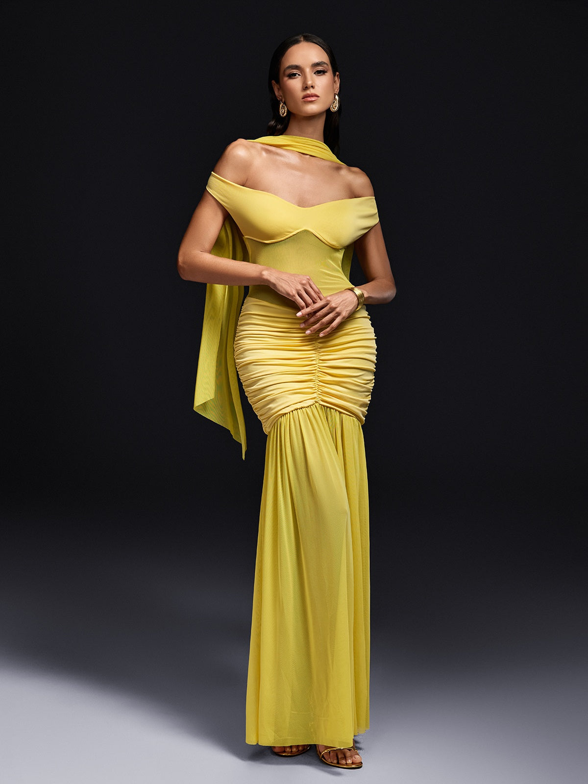 Robe maxi à manches dénudées avec foulard 