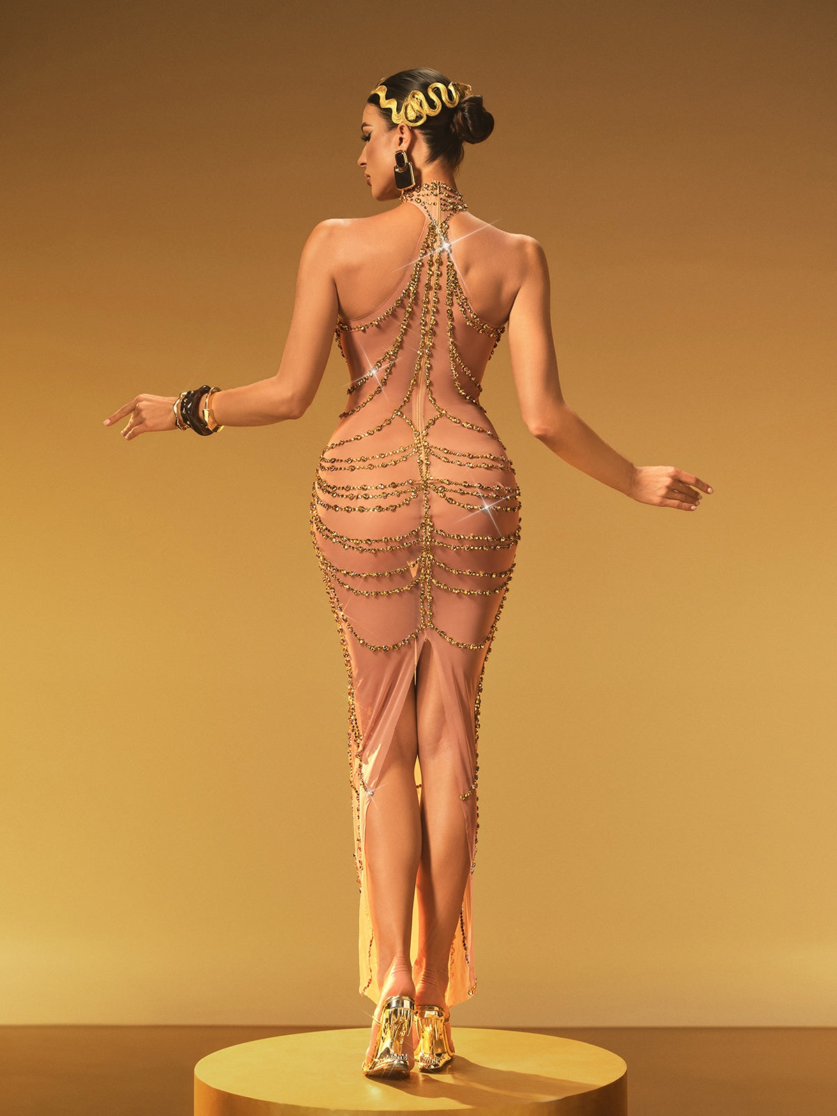 Robe longue dos nu ornée de strass dorés