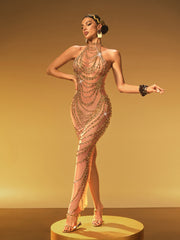 Robe longue dos nu ornée de strass dorés