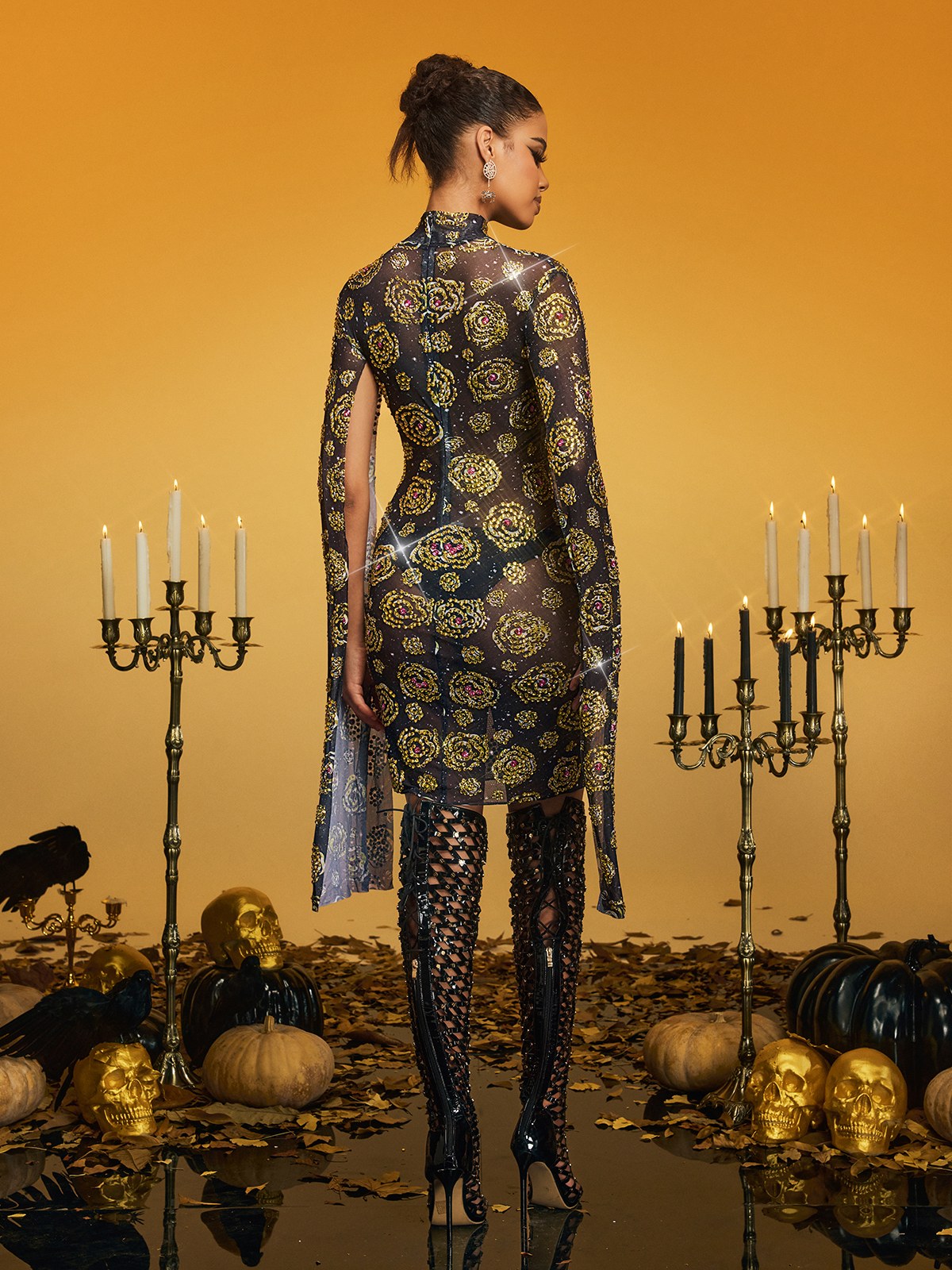 Robe courte à manches cape et strass roses 