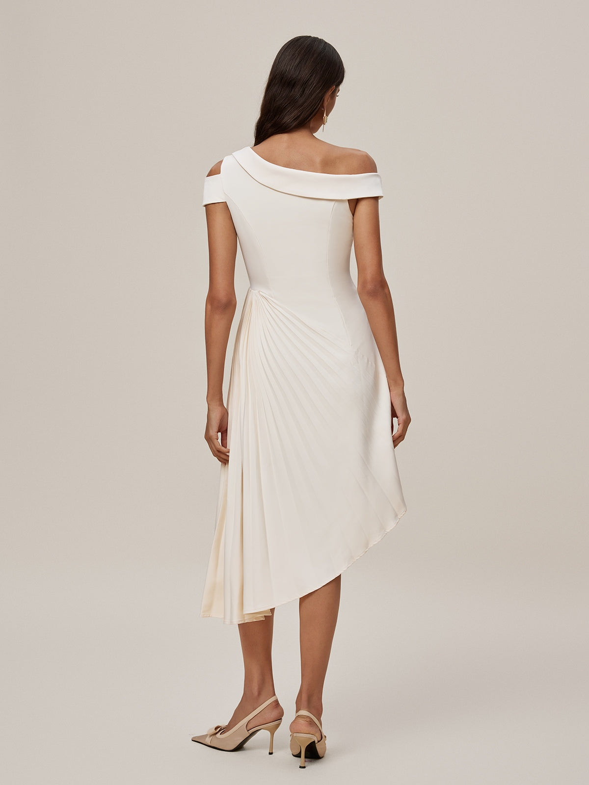 Robe midi plissée asymétrique 
