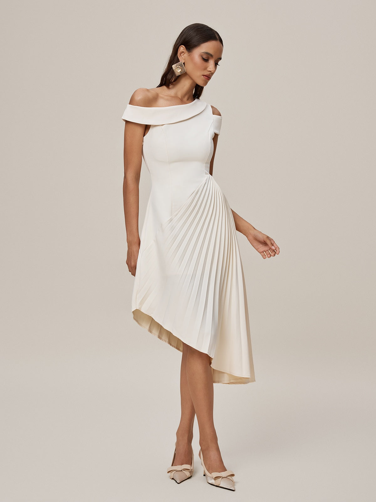 Robe midi plissée asymétrique 