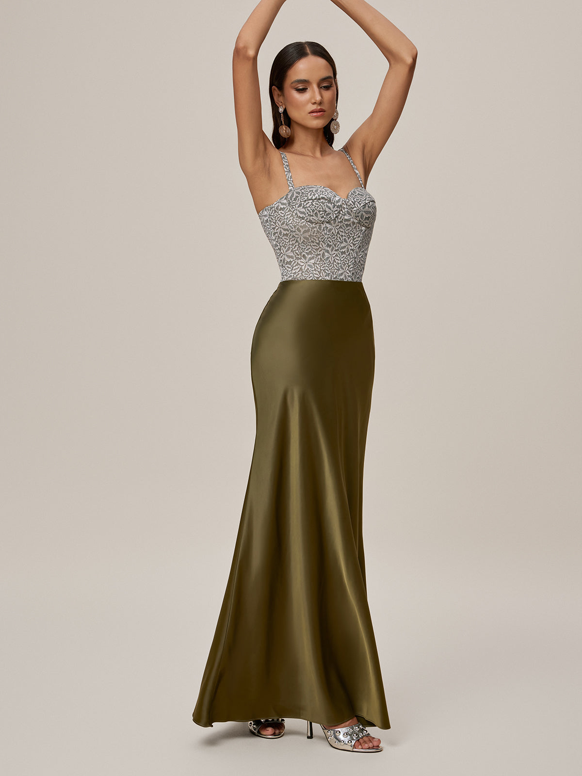 Robe maxi brodée à lacets spaghetti 