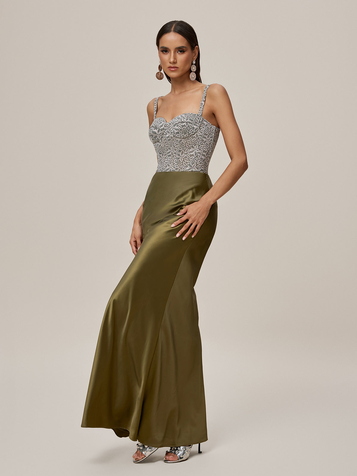 Robe maxi brodée à lacets spaghetti 