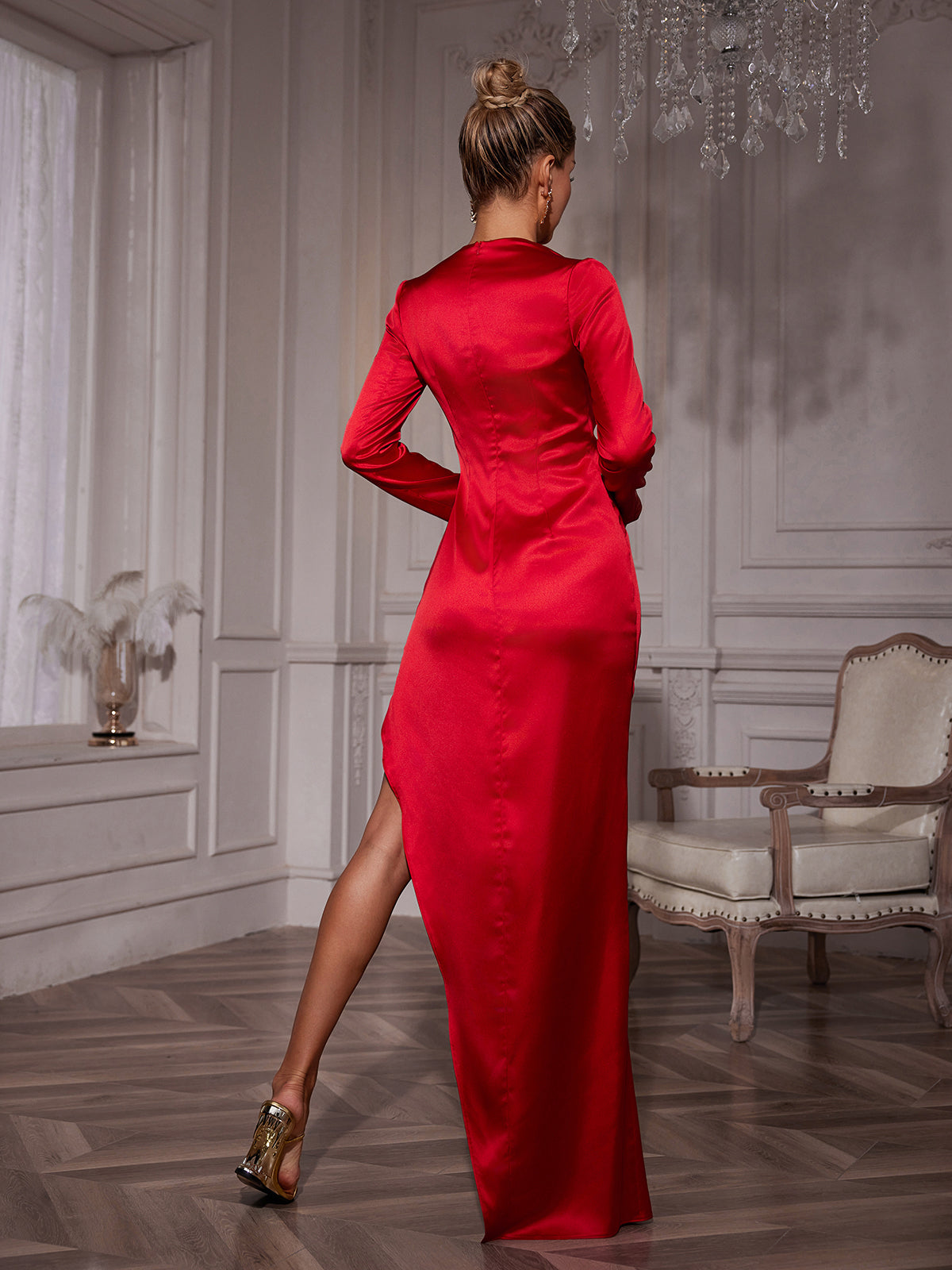 Robe longue en satin fleuri à manches longues 