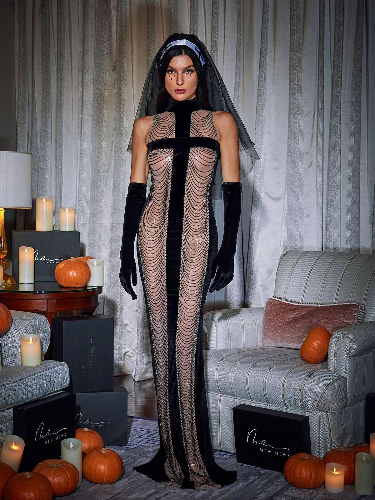 Robe longue noire à franges et col montant, avec gants assortis 