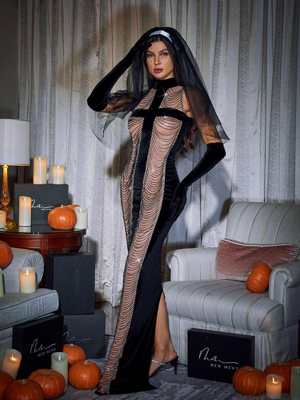 Robe longue noire à franges et col montant, avec gants assortis 