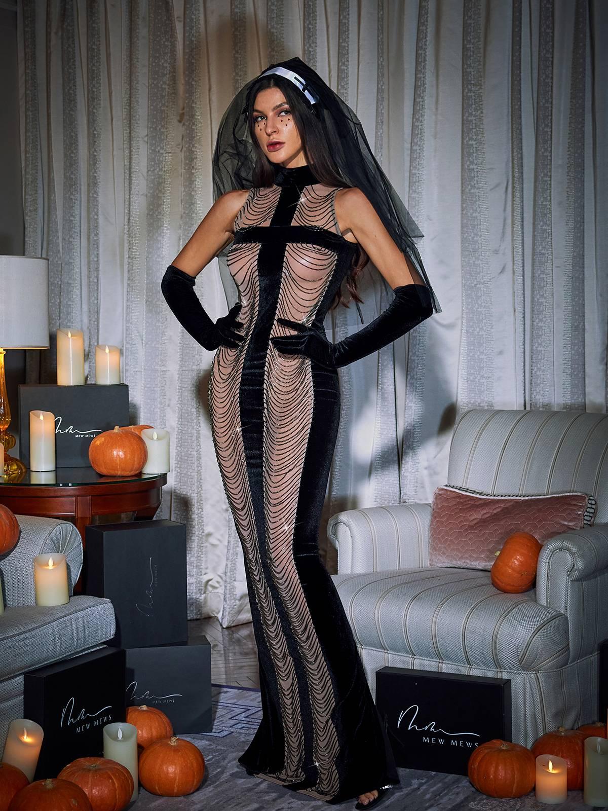 Robe longue noire à franges et col montant, avec gants assortis 