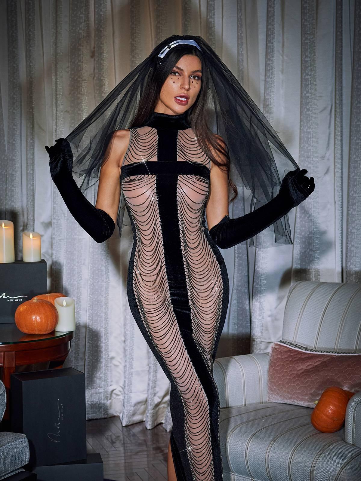 Robe longue noire à franges et col montant, avec gants assortis 