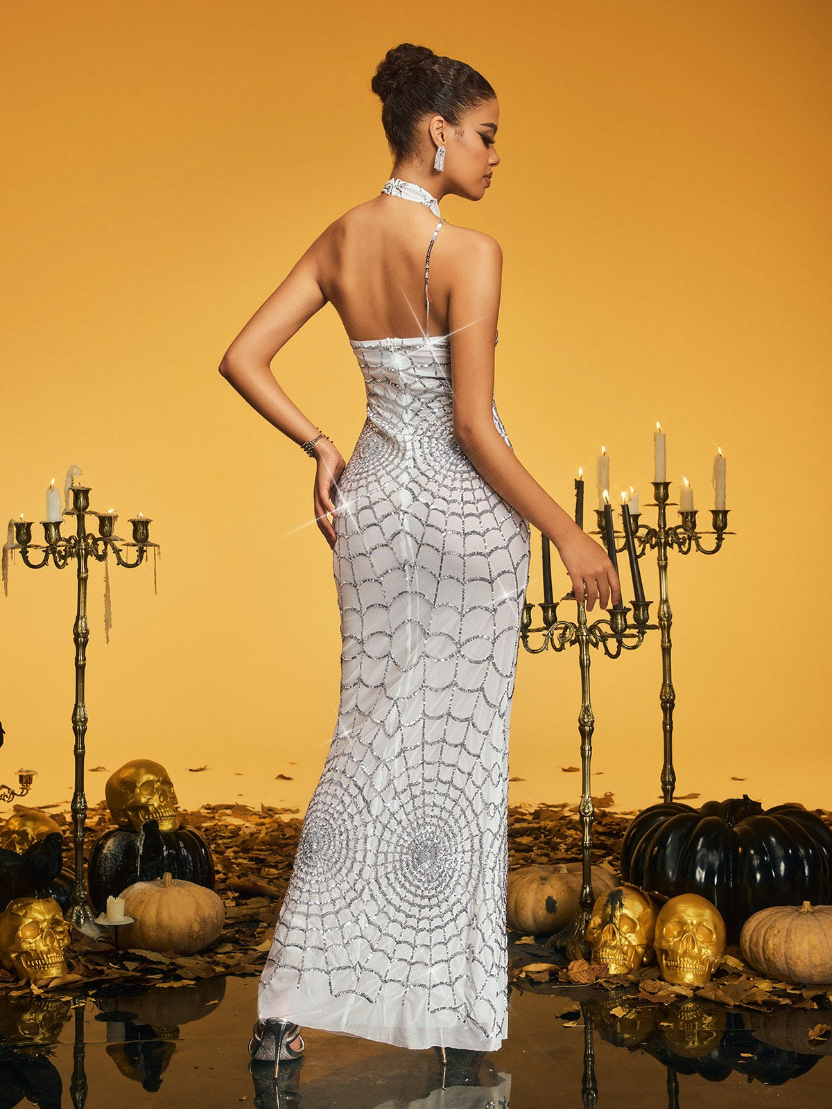 Robe longue dos nu à sequins et motif toile d'araignée 