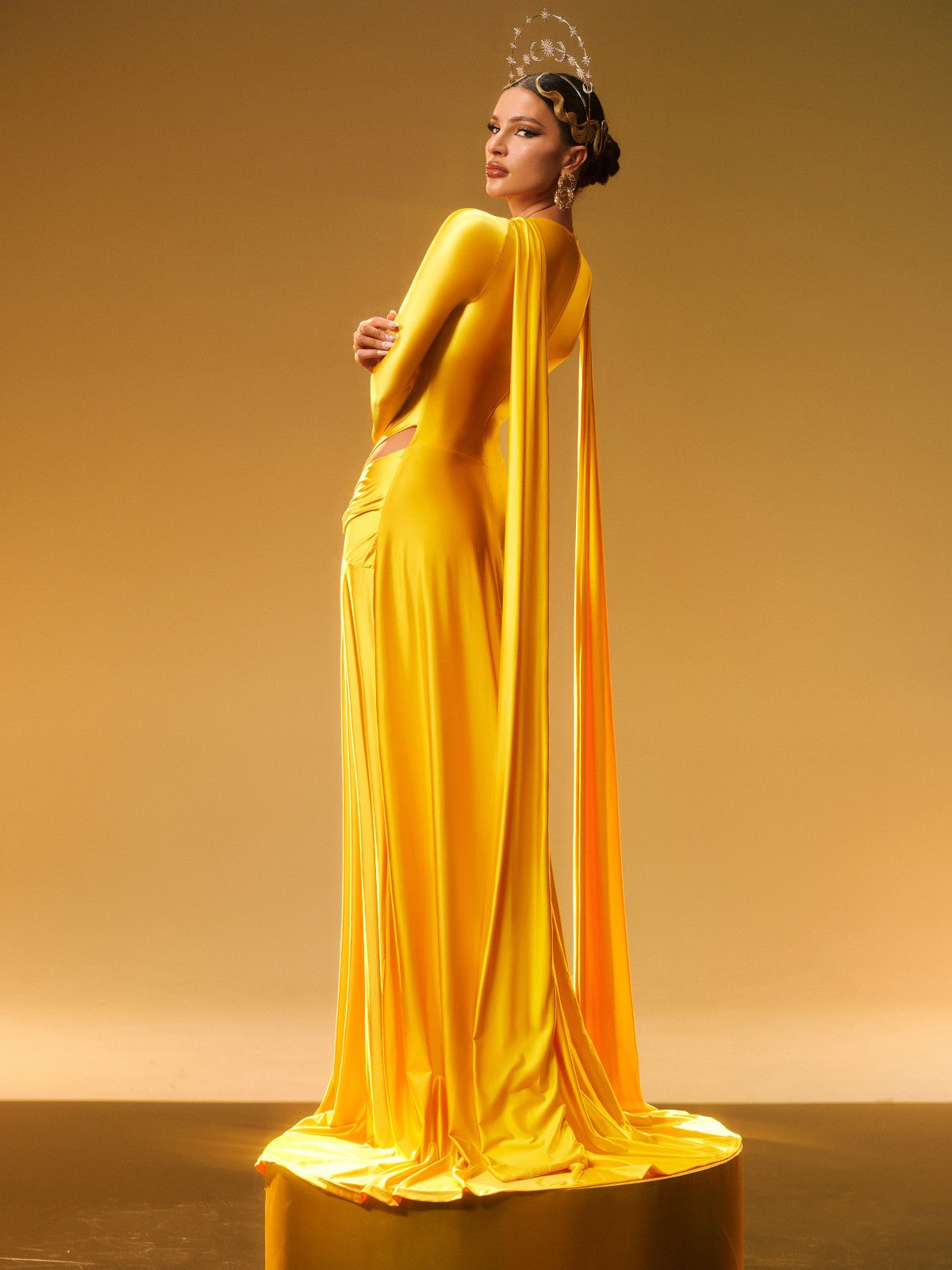 Robe longue maxi en satin cristal à manches longues 