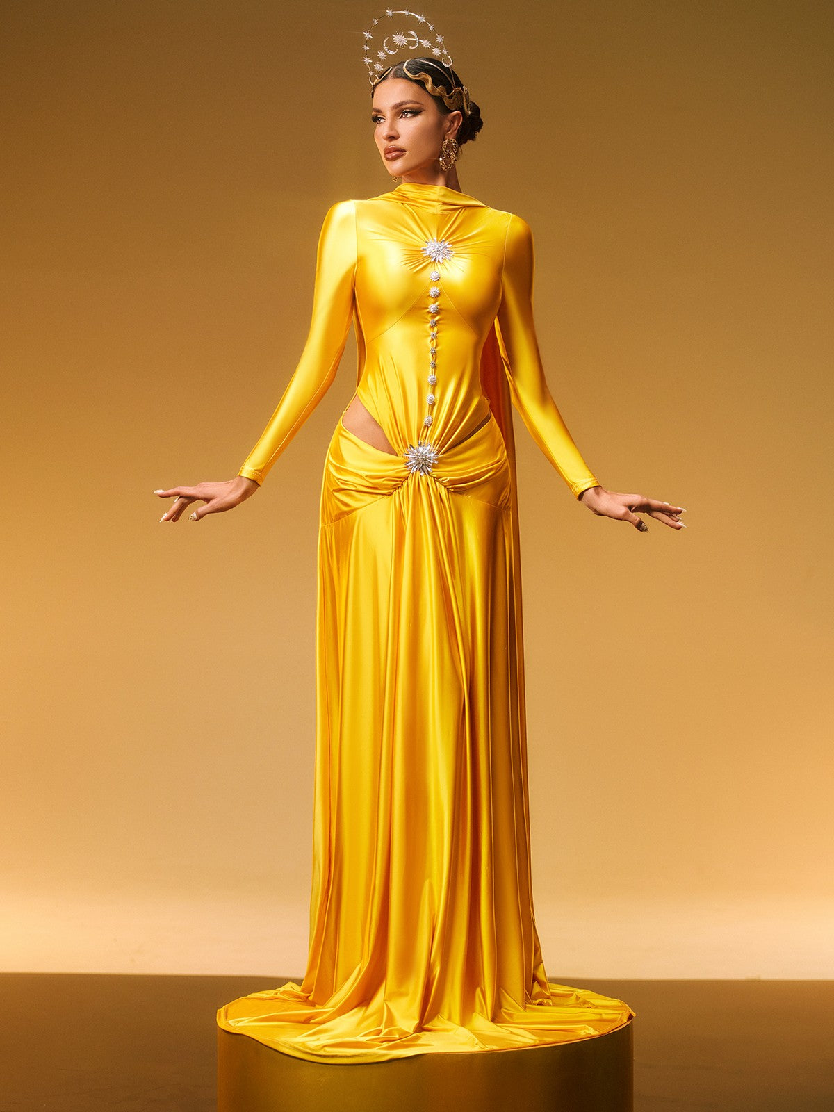 Robe longue maxi en satin cristal à manches longues 