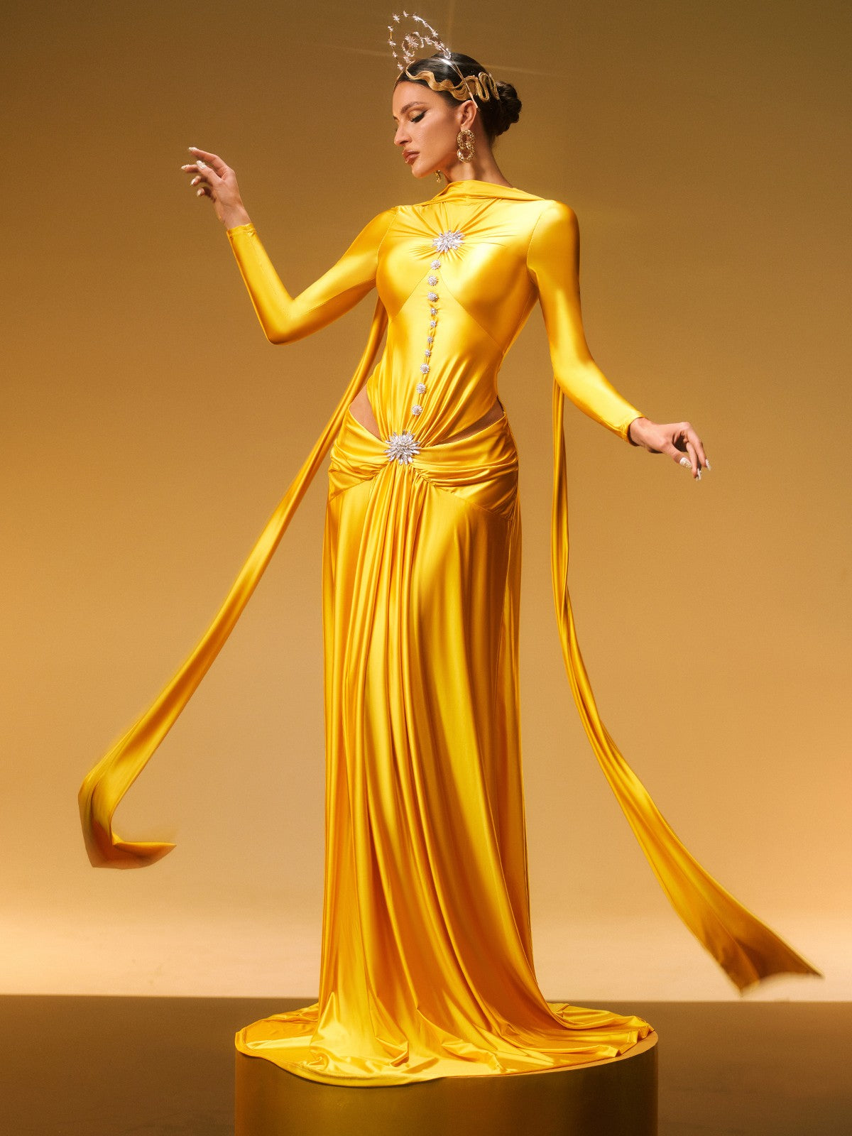 Robe longue maxi en satin cristal à manches longues 