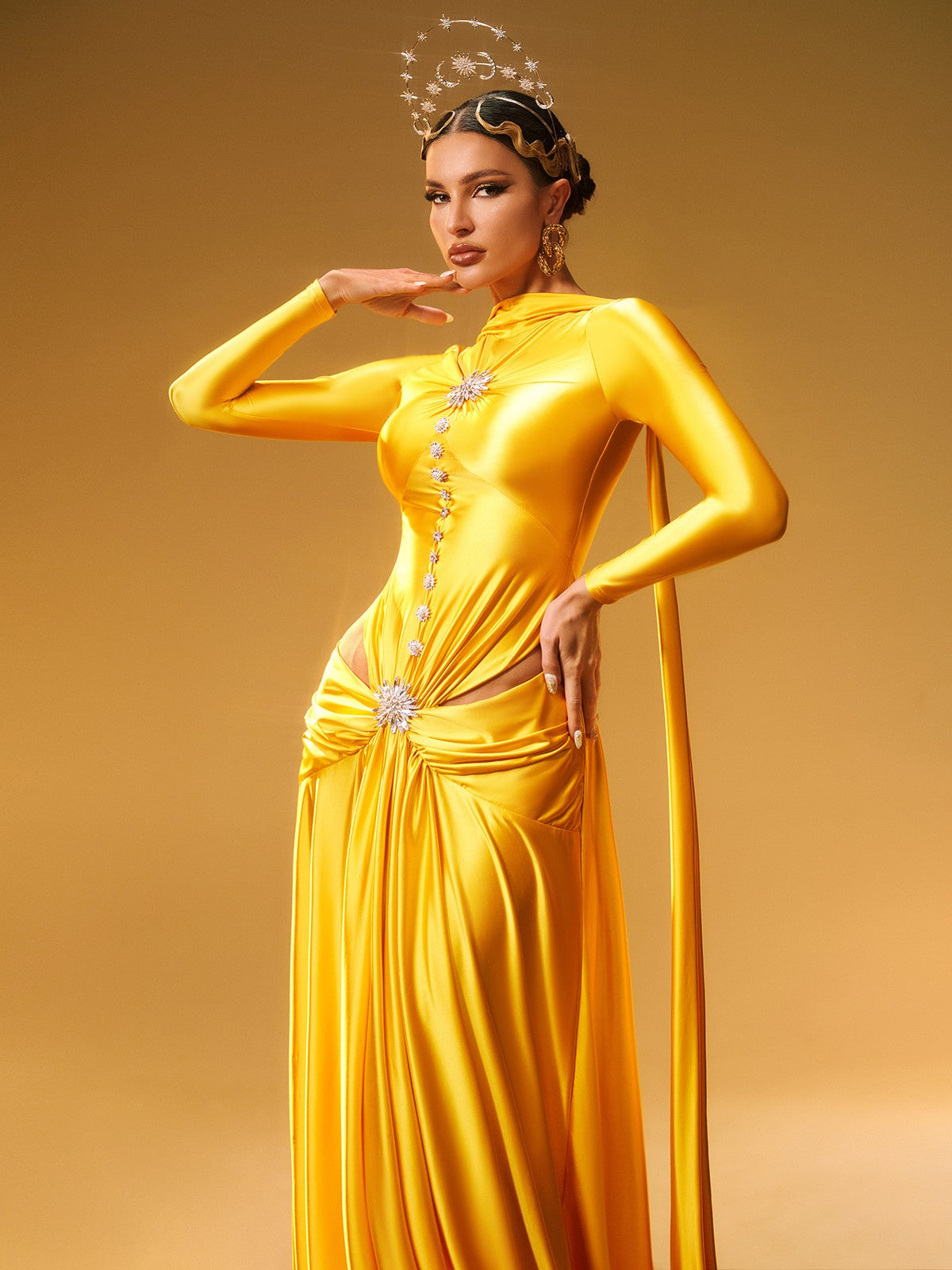 Robe longue maxi en satin cristal à manches longues 